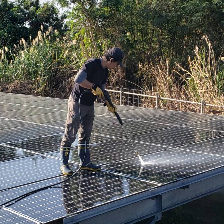 パネル清掃の様子