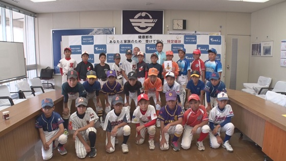 「ゆうわく」プロ野球公式戦チケット贈呈式集合写真1